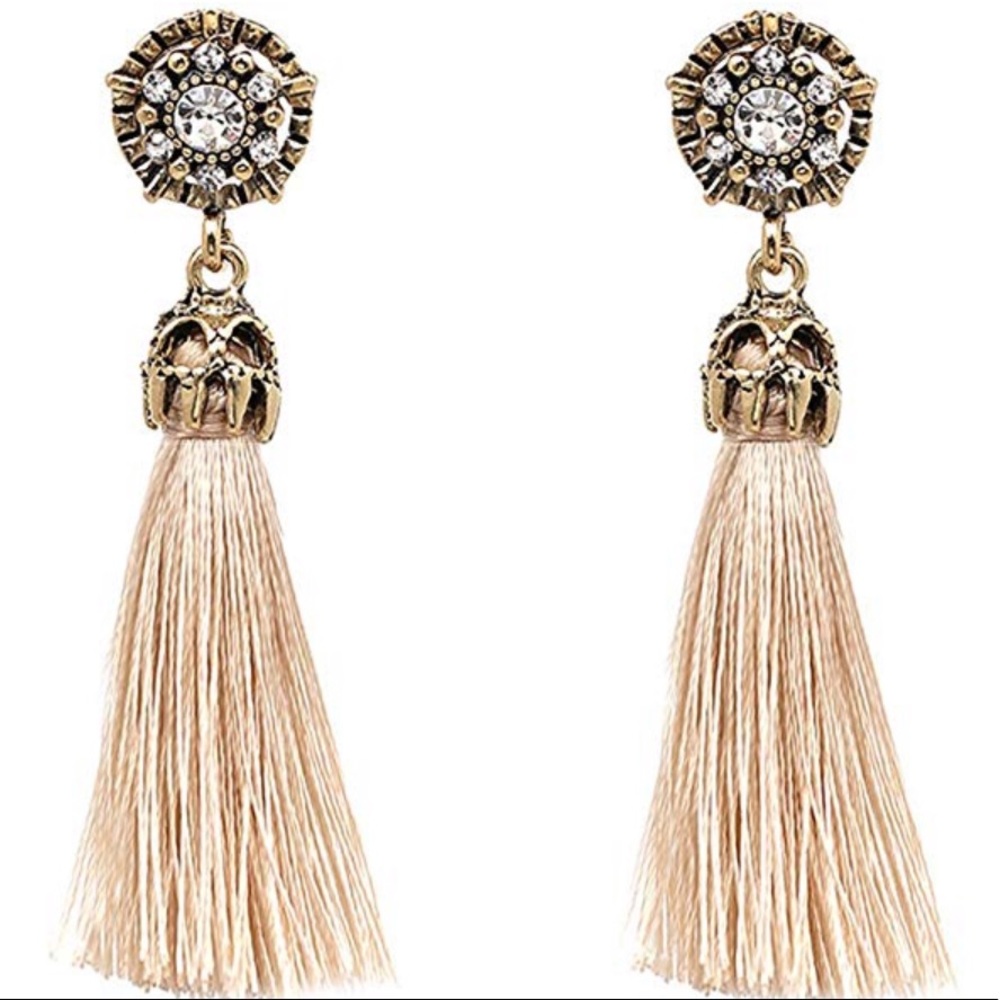 Gorgeous off white  tassel earrings😍